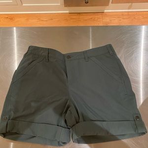Womens Carhartt shorts. Size 14. Olive green.